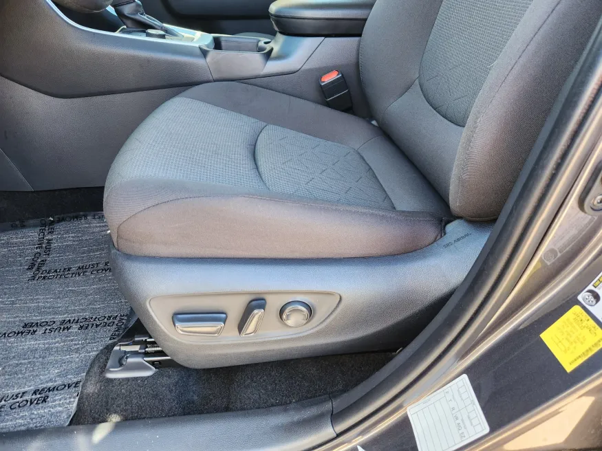 2025 Toyota RAV4 Hybrid XLE | Photo 9 of 30