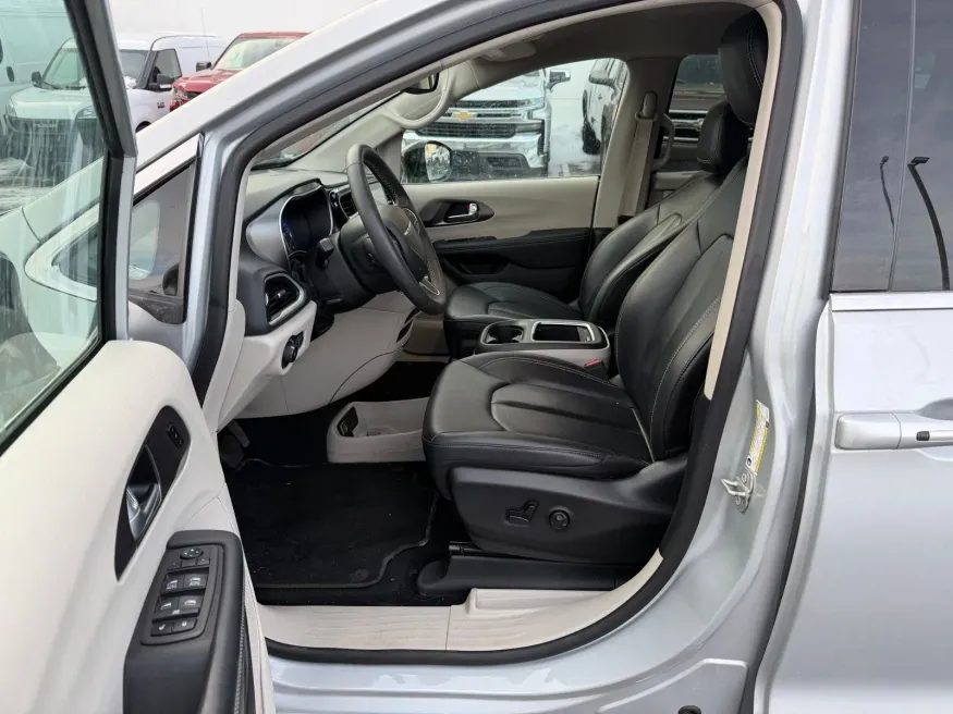 2024 Chrysler Pacifica Touring L | Photo 10 of 24