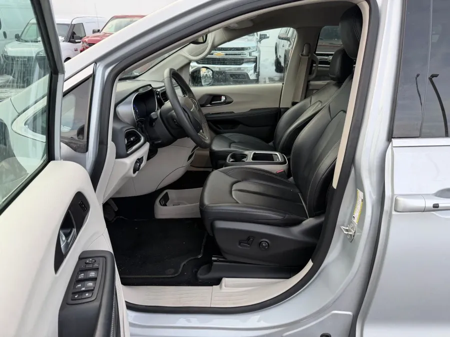 2024 Chrysler Pacifica Touring L | Photo 10 of 24