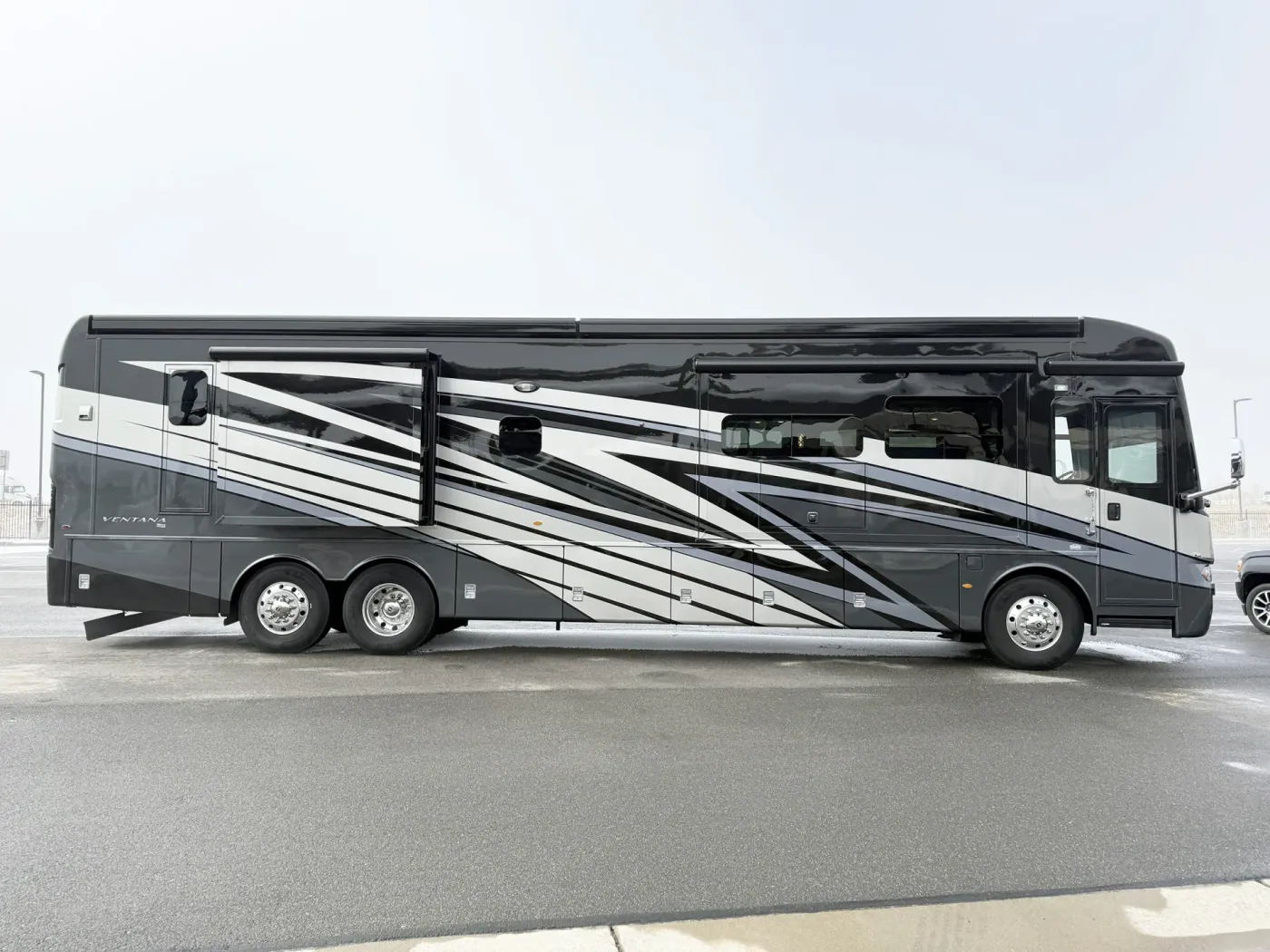 2023 Newmar Ventana 4326 | Photo 3 of 34