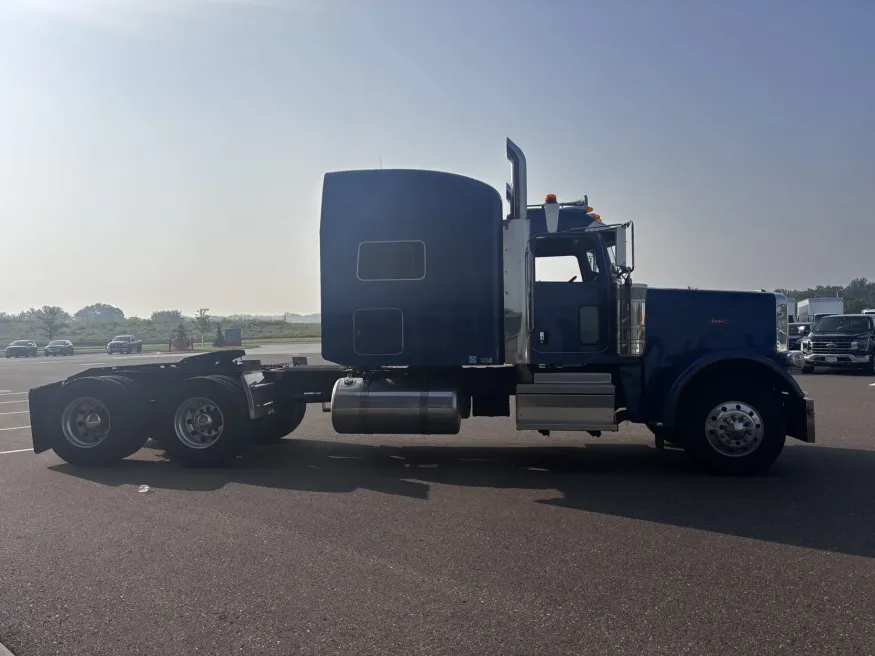 2022 Peterbilt 389 | Photo 5 of 18