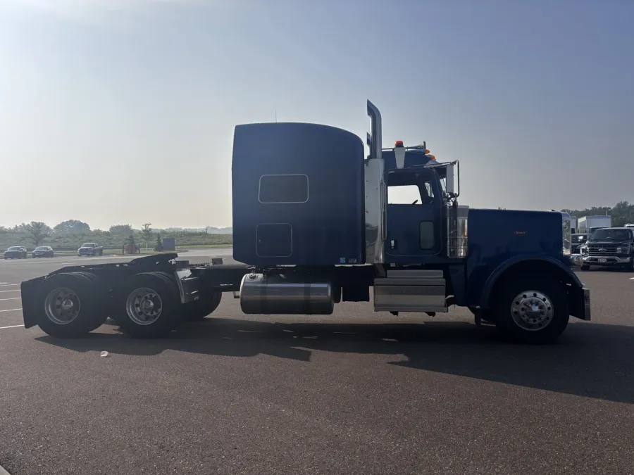 2022 Peterbilt 389 | Photo 5 of 18