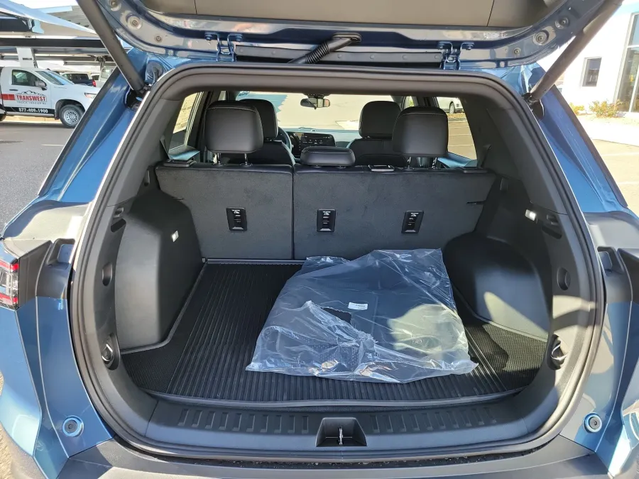 2026 Chevrolet Equinox AWD LT | Photo 4 of 17