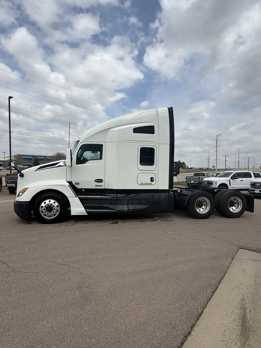2022 Kenworth T680 | Photo 2 of 6