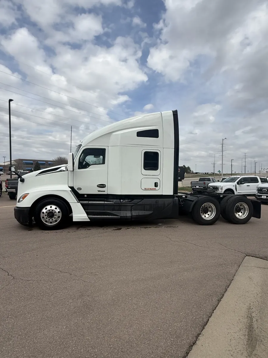 2022 Kenworth T680 | Photo 2 of 6