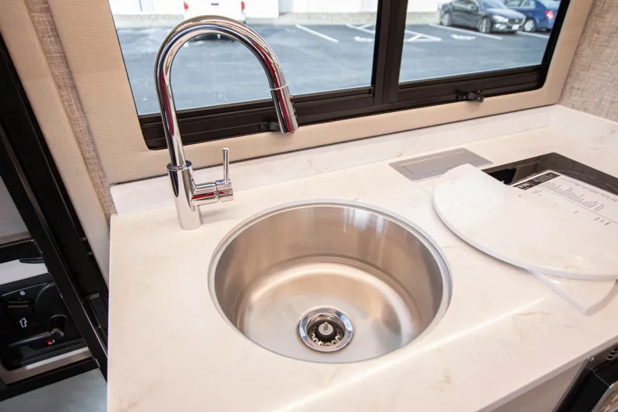 2026 Tiffin Wayfarer 25XLW | Photo 13 of 19