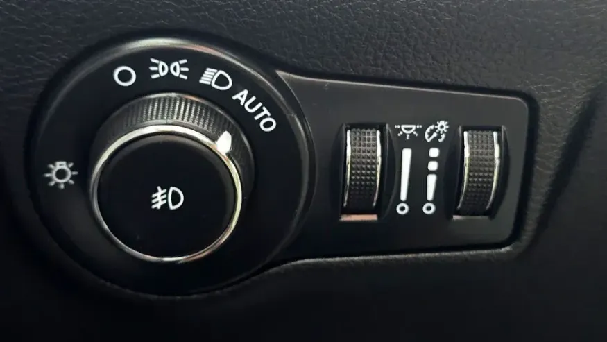 2024 Jeep Compass | Photo 12 of 29