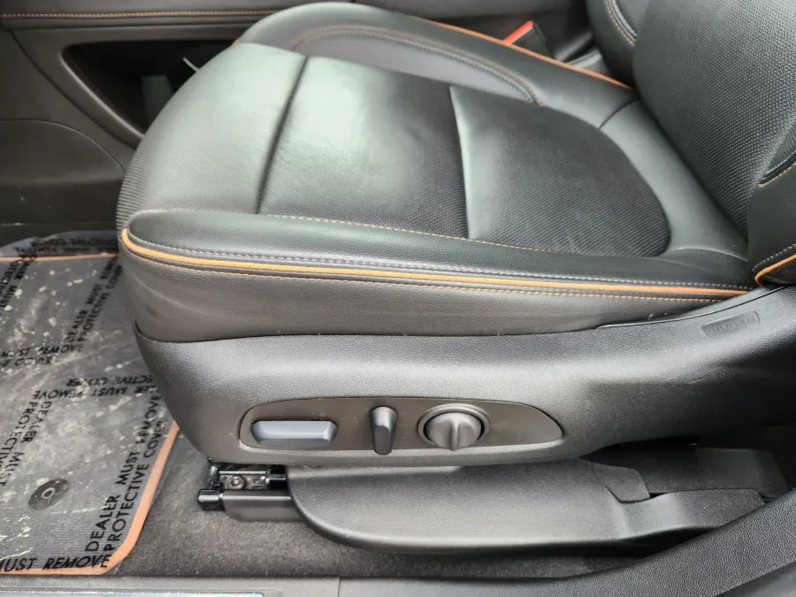 2023 GMC Acadia AT4 | Photo 9 of 27