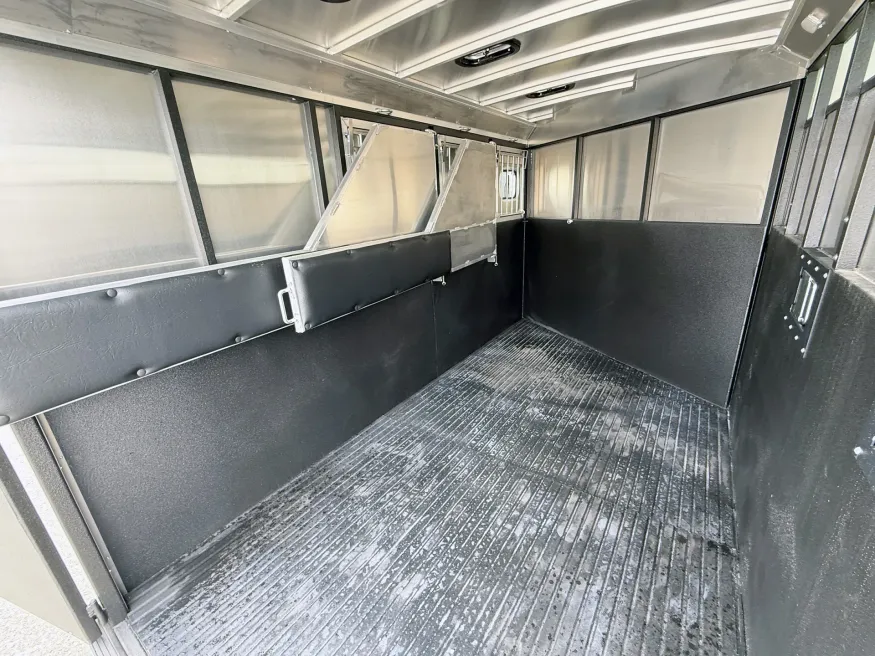 2025 Logan Coach Crossfire 3HGN | Photo 12 of 14