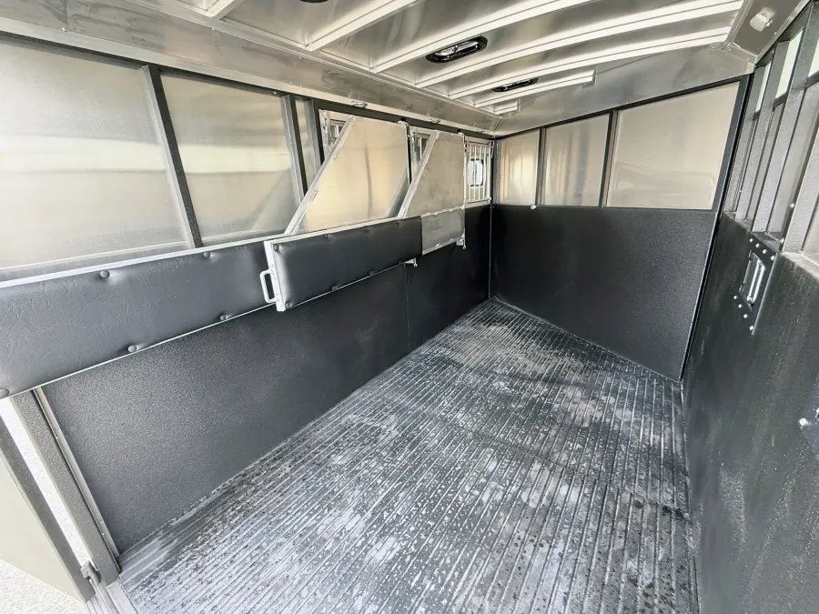 2025 Logan Coach Crossfire 3HGN | Photo 12 of 14