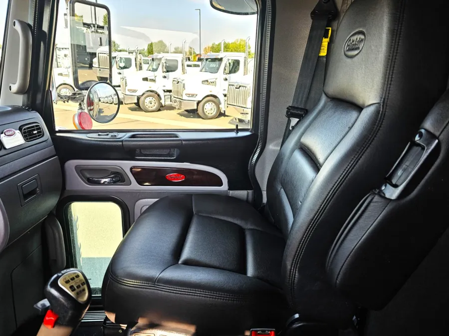 2024 Peterbilt 389 | Photo 10 of 15