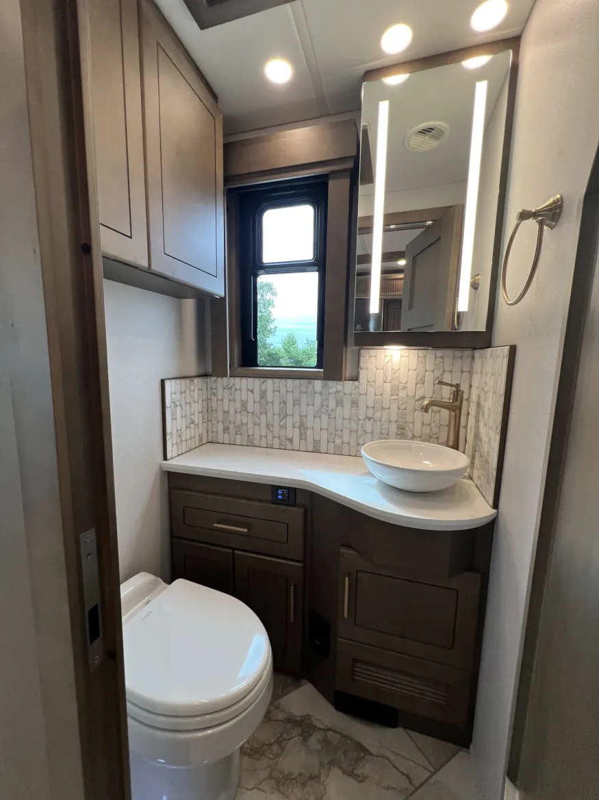 2027 Newmar Essex 4551 | Photo 18 of 39