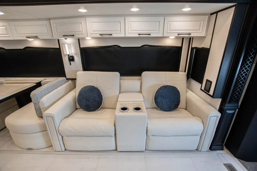 2026 Newmar Summit Aire 4505 | Photo 14 of 27