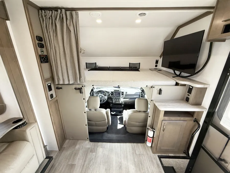 2025 Dynamax Isata 30FW | Photo 5 of 25