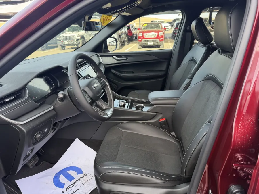 2025 Jeep Grand Cherokee Altitude X | Photo 13 of 16