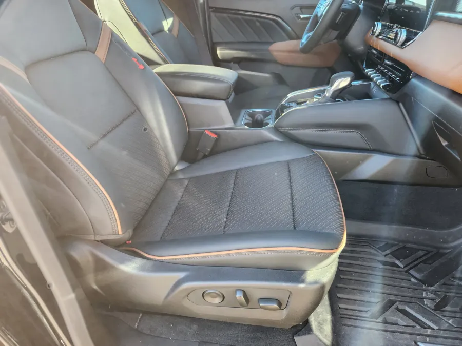 2025 GMC Canyon 4WD AT4 | Photo 15 of 28