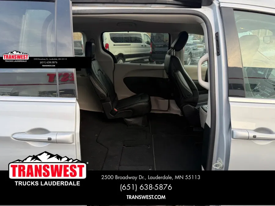 2024 Chrysler Pacifica Touring L | Photo 19 of 24