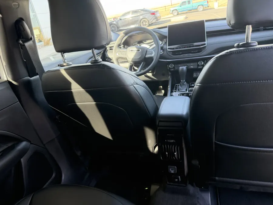 2026 Jeep Compass Latitude | Photo 9 of 18