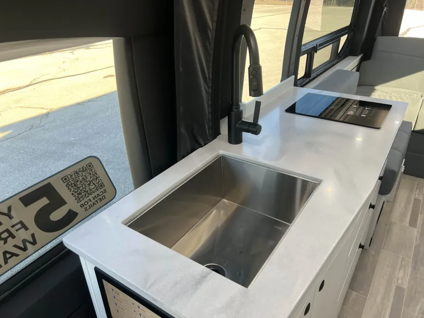 2026 Pleasure-way Ontour 2.2 AWD | Photo 14 of 18