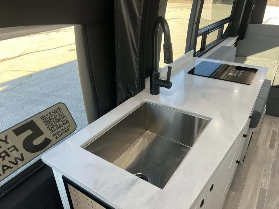 2026 Pleasure-way Ontour 2.2 AWD | Photo 14 of 18