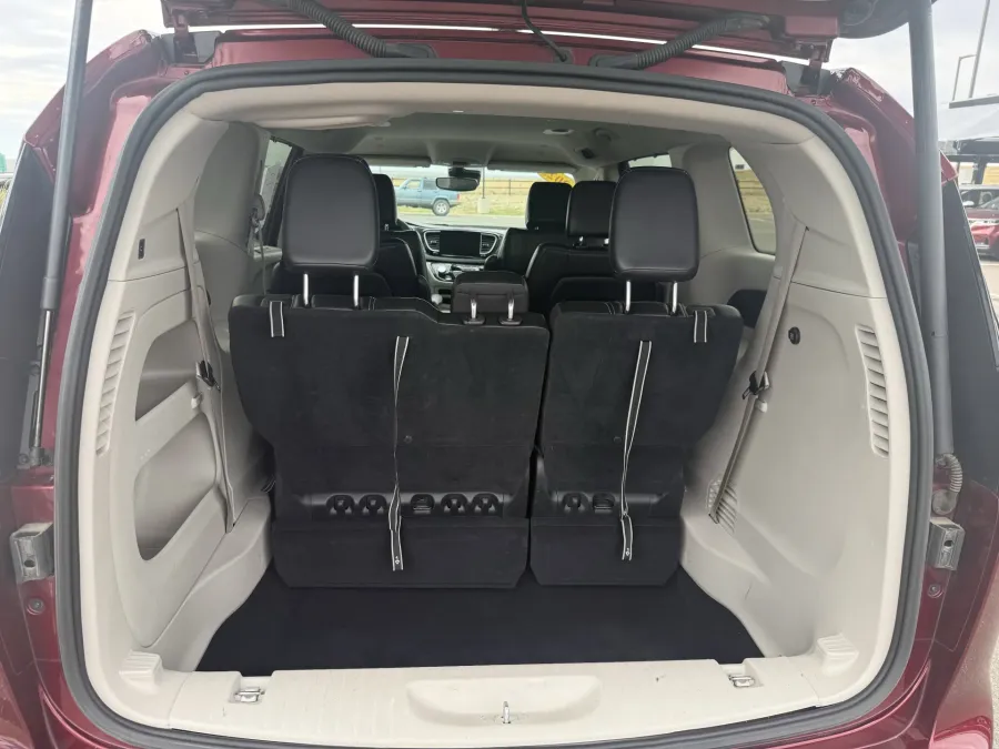 2023 Chrysler Pacifica Touring L | Photo 7 of 24