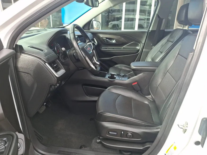 2024 GMC Terrain SLT | Photo 13 of 21