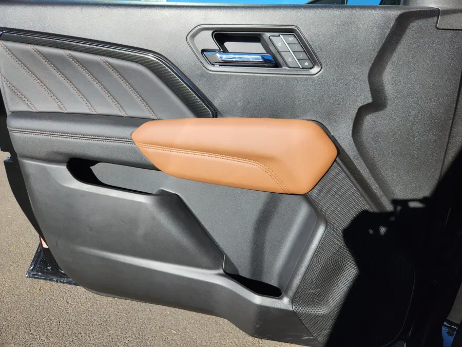 2025 GMC Canyon 4WD AT4 | Photo 5 of 28