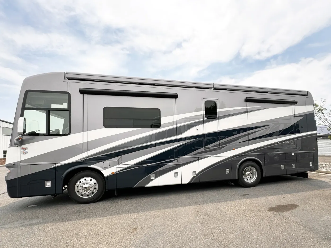 2026 Newmar Ventana 3512 | Photo 2 of 28