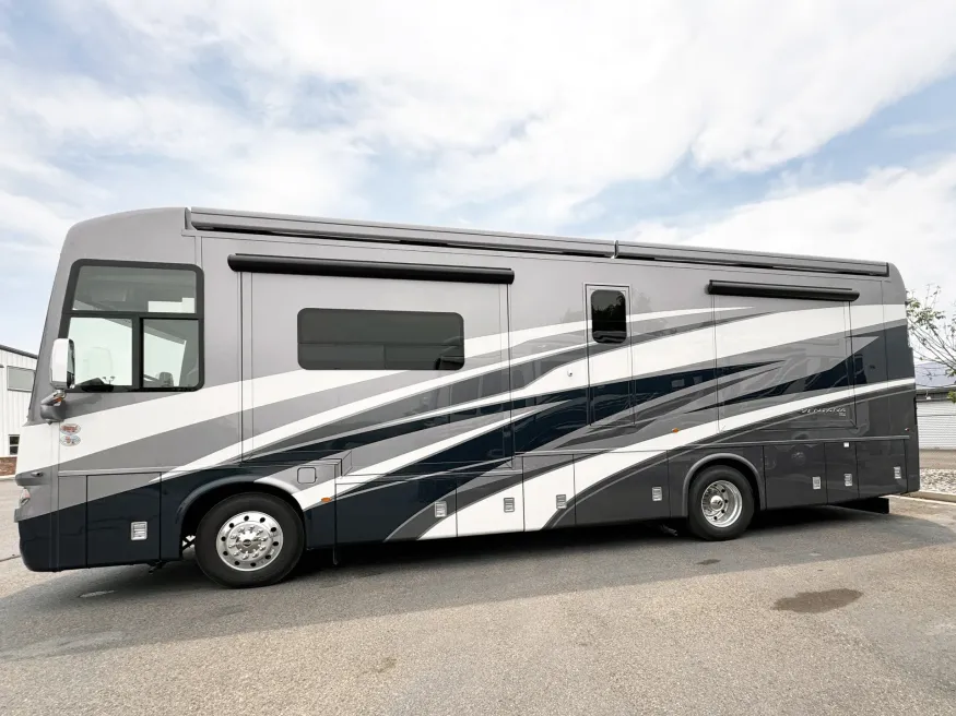 2026 Newmar Ventana 3512 | Photo 2 of 28