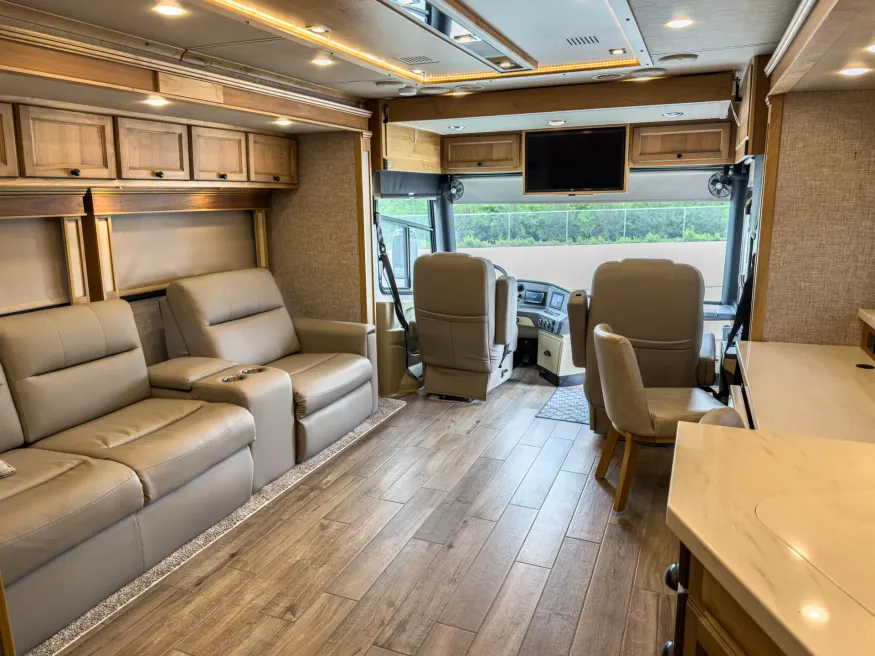 2023 Tiffin Allegro Red 33AA | Photo 15 of 25