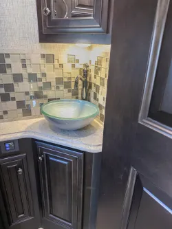 2020 Newmar Dutch Star 3709 | Thumbnail Photo 17 of 27