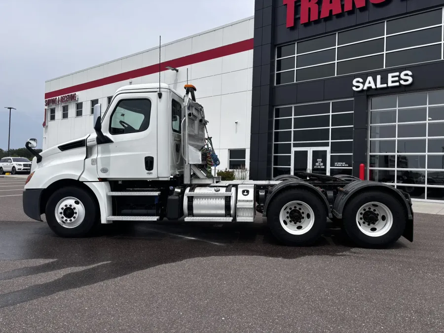 2020 Freightliner Cascadia 126 | Photo 8 of 15