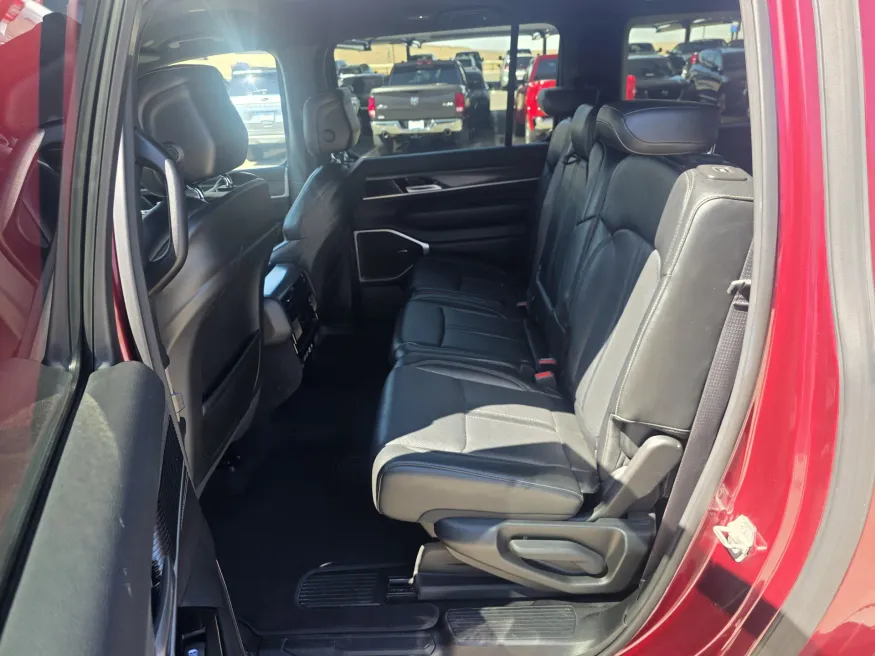 2023 Jeep Wagoneer L Series II | Photo 13 of 33