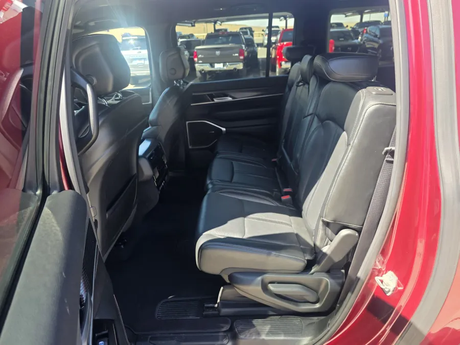 2023 Jeep Wagoneer L Series II | Photo 13 of 33