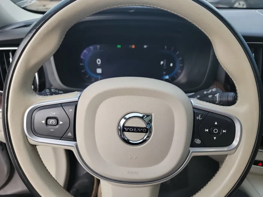 2022 Volvo XC60 Momentum | Photo 18 of 19