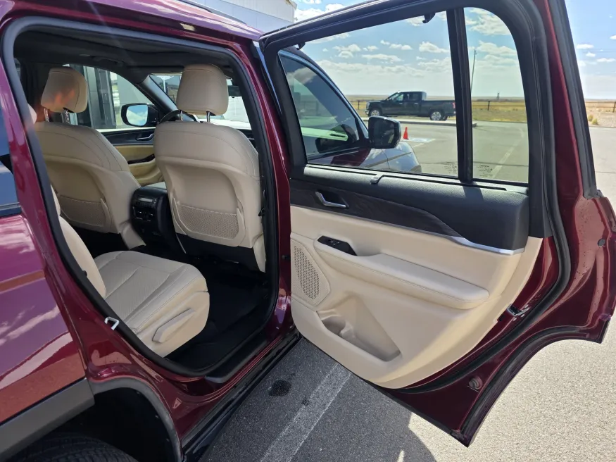 2023 Jeep Grand Cherokee L Limited | Photo 15 of 29