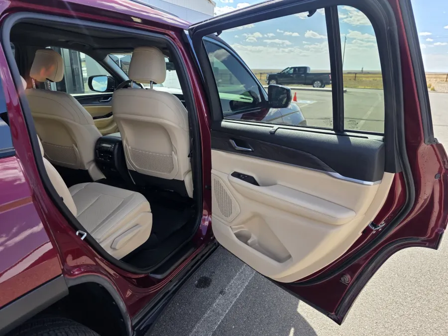 2023 Jeep Grand Cherokee L Limited | Photo 15 of 29