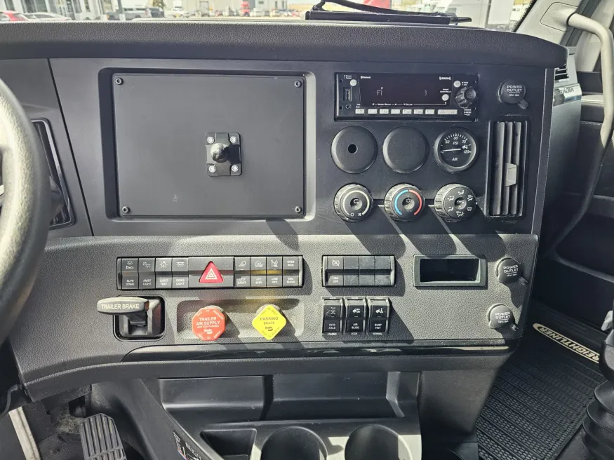 2024 Freightliner Cascadia 126 | Photo 11 of 23