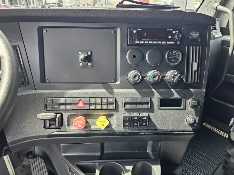 2024 Freightliner Cascadia 126 | Photo 11 of 23