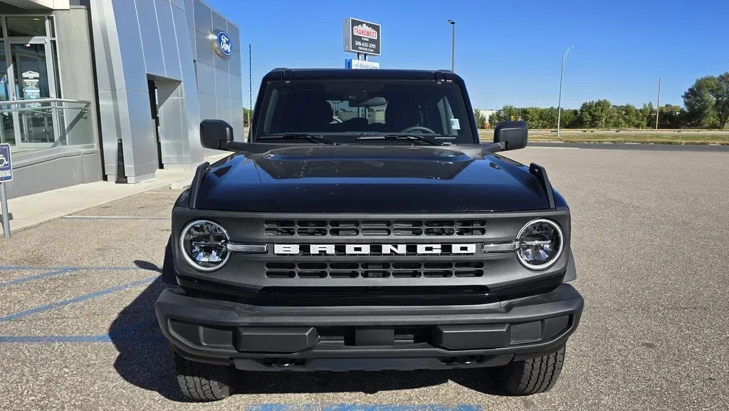 2025 Ford Bronco | Photo 2 of 28
