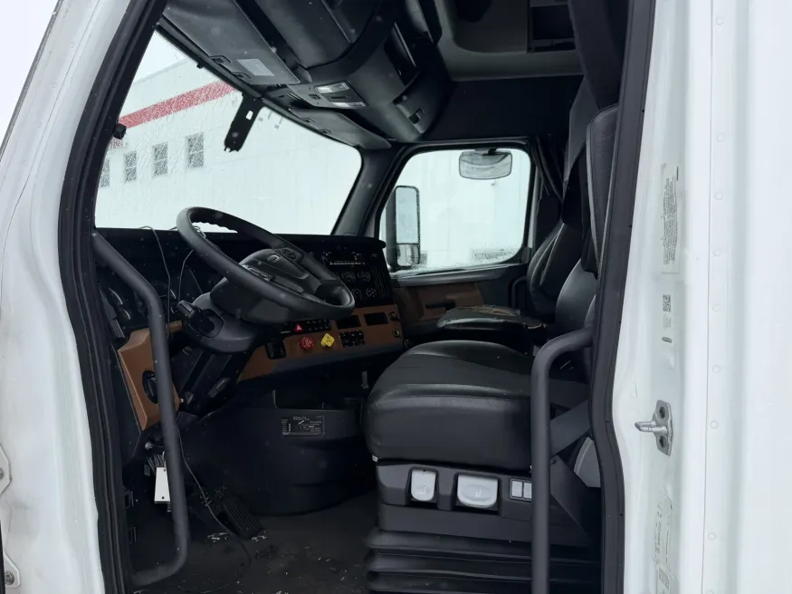 2022 Freightliner Cascadia | Photo 5 of 11