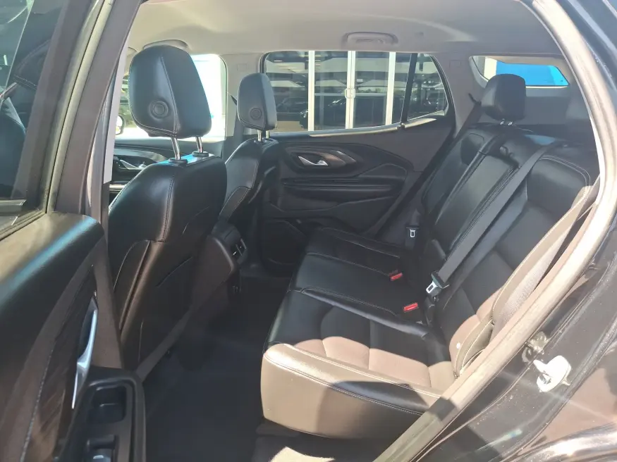 2024 GMC Terrain SLT | Photo 9 of 20