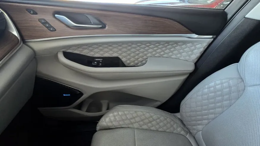 2022 Jeep Grand Cherokee L | Photo 31 of 36