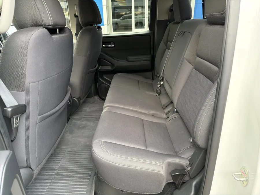 2022 Nissan Frontier SV | Photo 9 of 19