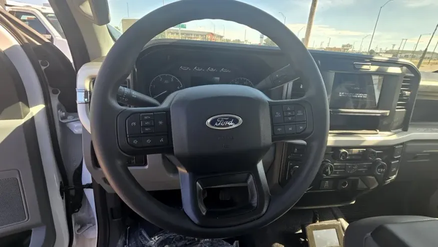 2025 Ford Super Duty F-600 | Photo 15 of 26