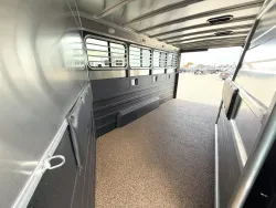 2026 Logan Coach Riot 4HGN | Thumbnail Photo 14 of 18