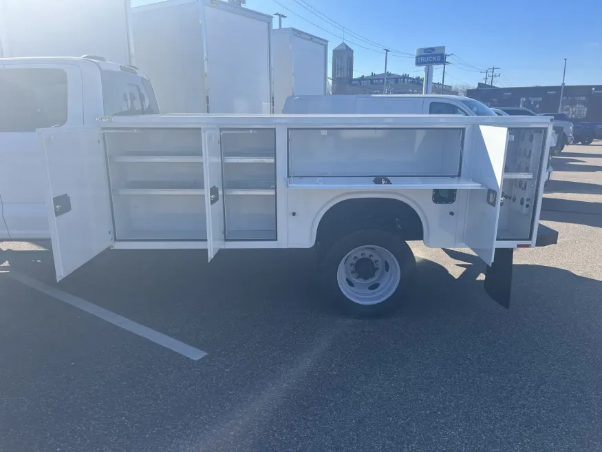 2025 Ford Super Duty F-550 | Photo 5 of 11