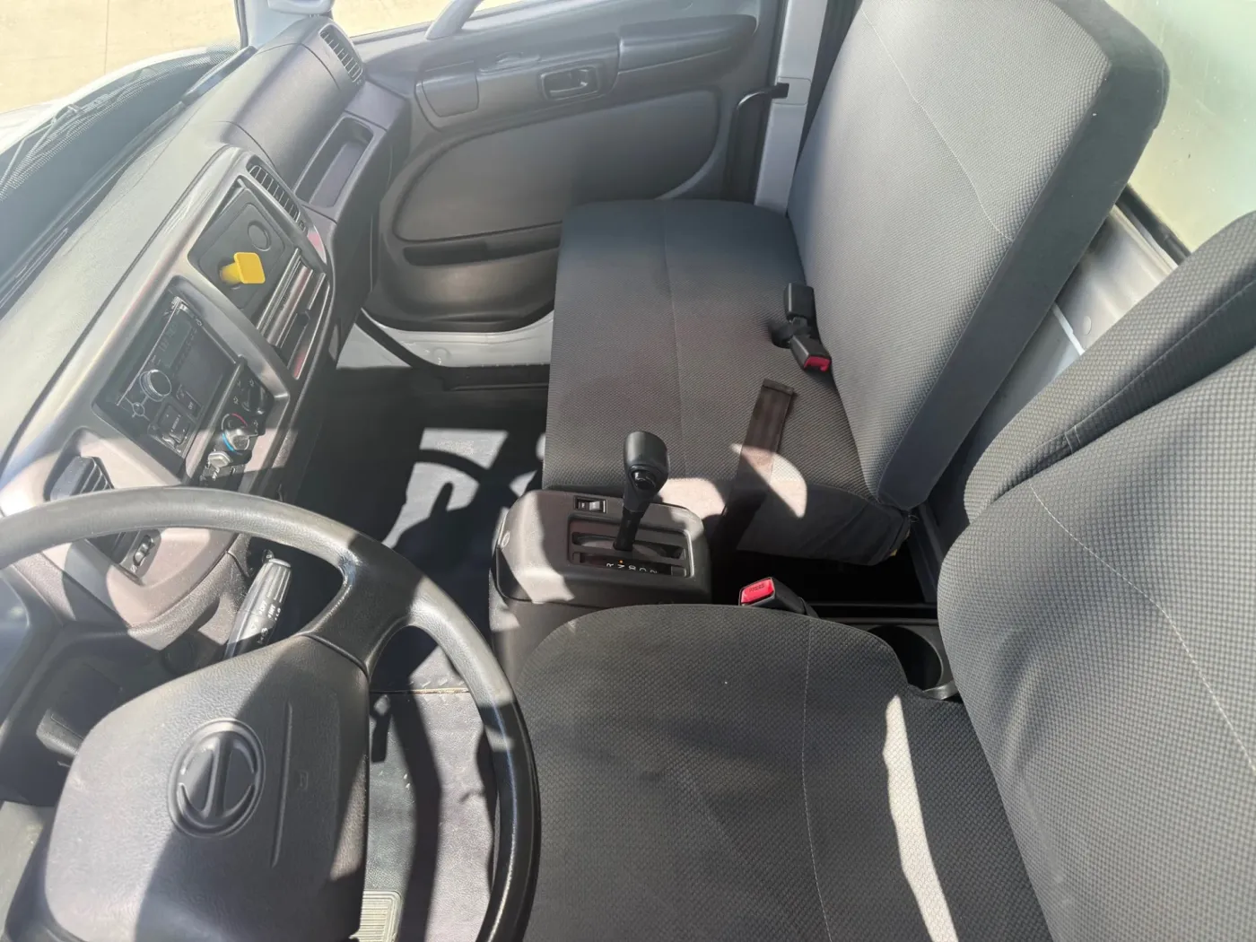 2016 Hino 268 | Photo 4 of 11