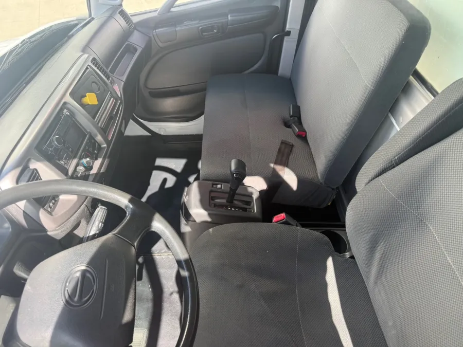 2016 Hino 268 | Photo 4 of 11