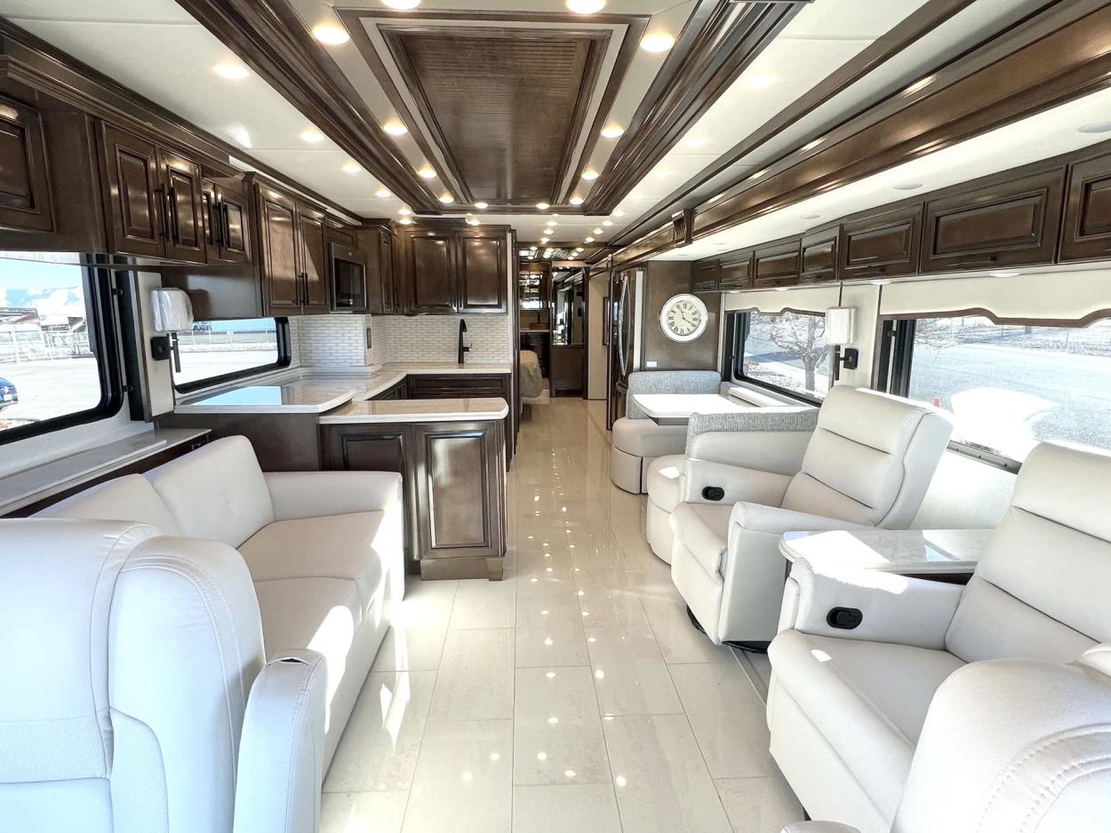2024 Newmar London Aire 4569 | Photo 2 of 34